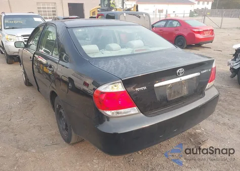 2005 Toyota Camry Le z USA, uszkodzony, nr VIN 4T1BE32K55U402991